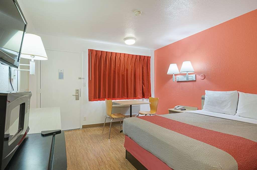 Home 6 Motel Topeka Oda fotoğraf